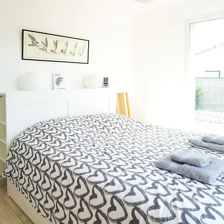 Holiday home Maison Recente Proche Centre-ville, 8 Personnes *